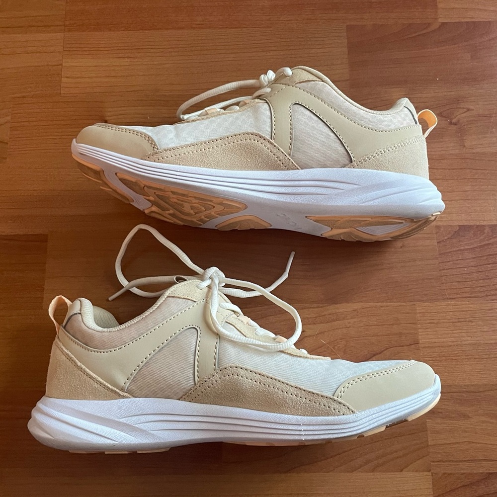 Vionic Agile Chance Walking Sneakers in Semolina